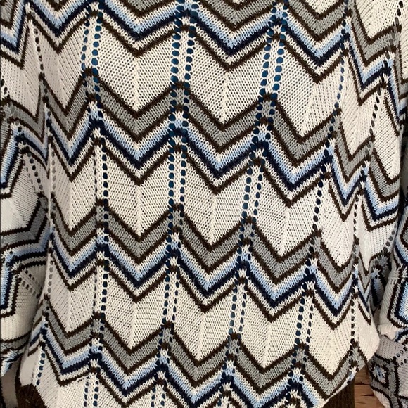 Super cute knit sweater. Form fitting bottom - Picture 2 of 3